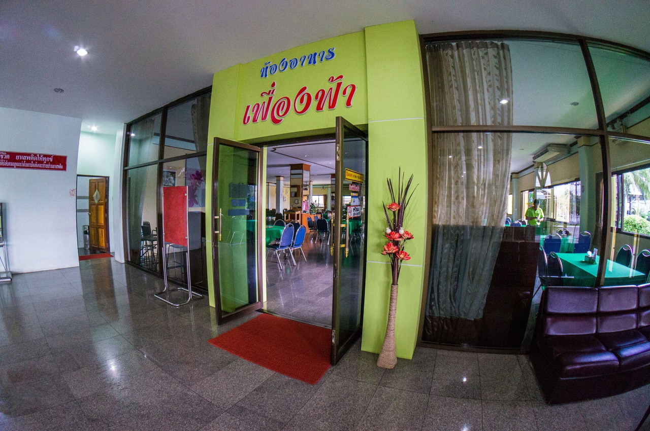 ทางเข้าห้องอาหารเฟื่องฟ้า ภายในโรงแรม Ranong Garden