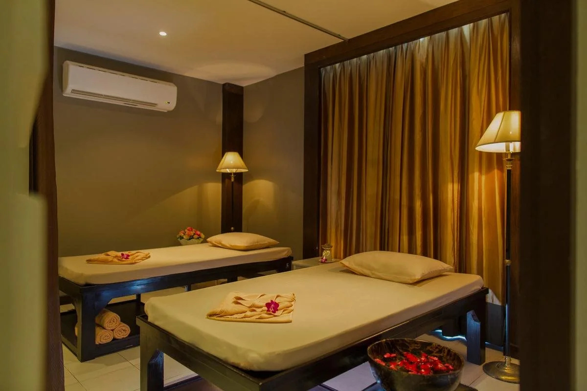 ห้องนวดสปาแสงอุ่น เตียงนวดคู่ของ Tinidee Hotel@Ranong