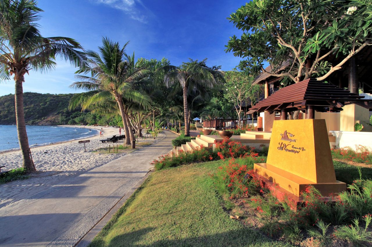Beachfront walkway with the Le Vimarn resort sign on Ao Prao Beach
