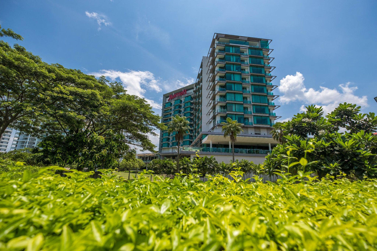อาคารห้องพักของ Rayong Marriott Resort กับสวนเขียว