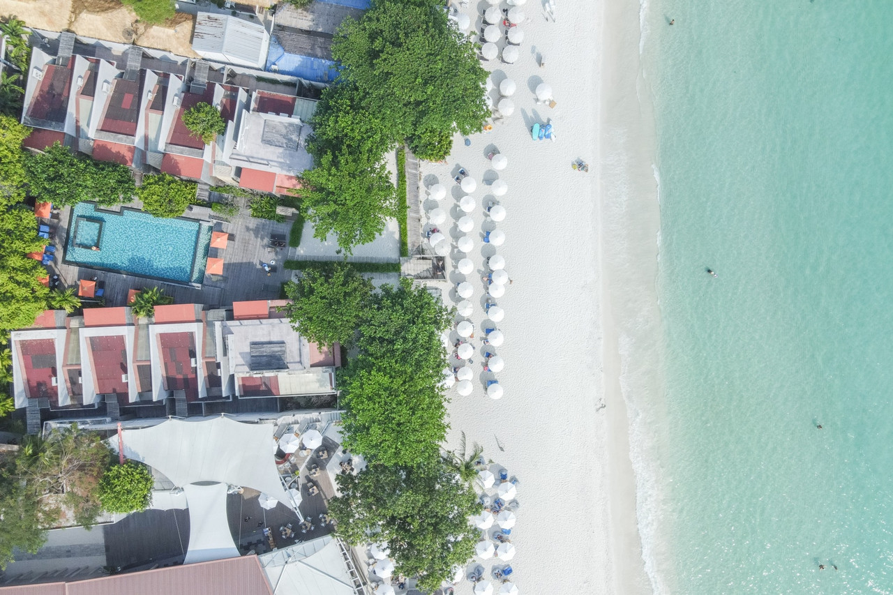มุมสูงแสดง Sai Kaew Beach Resort ติดหาดทรายแก้ว มีสระว่ายน้ำและร่มเรียงราย