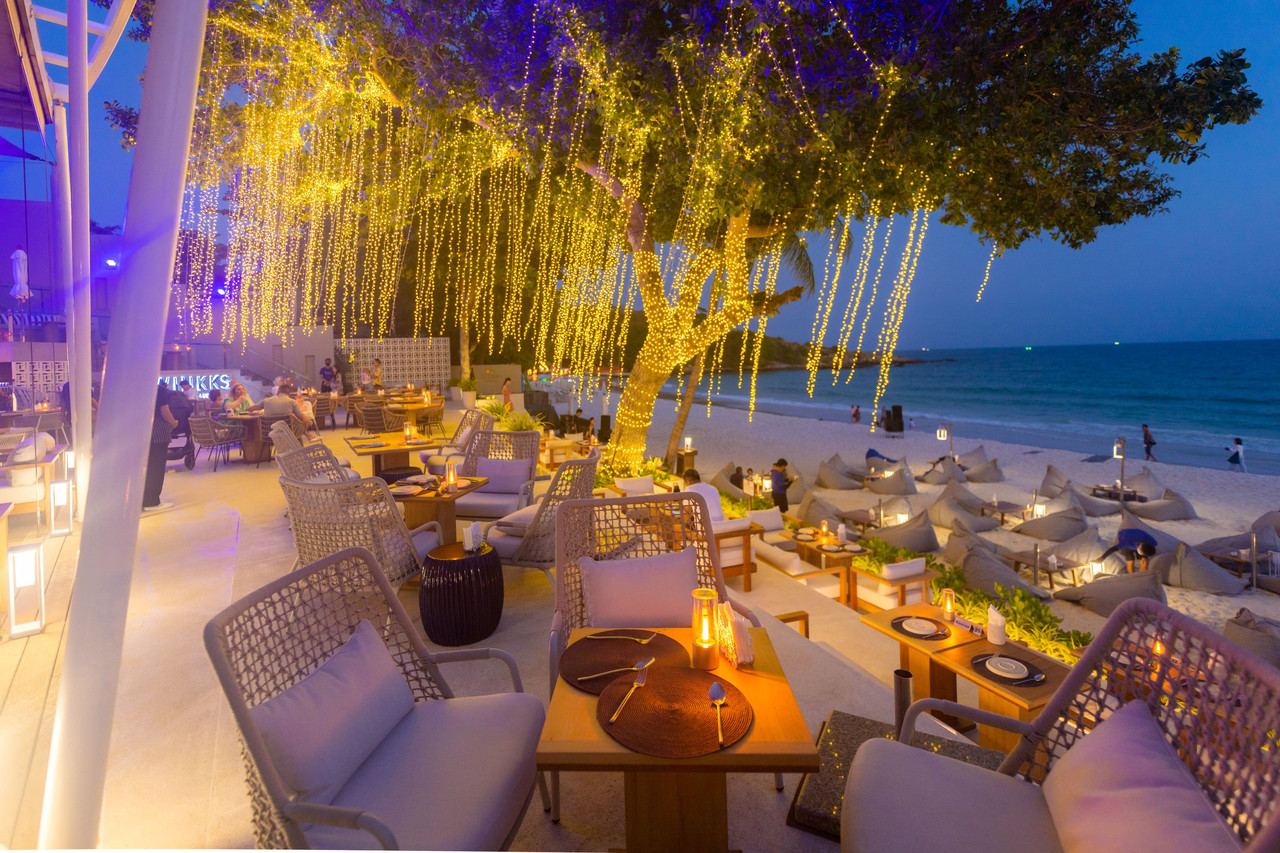 Winkks Beach Club ริมหาดยามค่ำ ประดับไฟระย้าใต้ต้นไม้