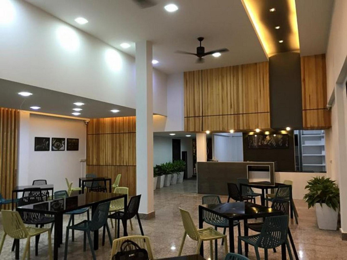 โซนร้านอาหารและล็อบบี้ ฝ้าสูง ผนังไม้ พัดลมเพดาน