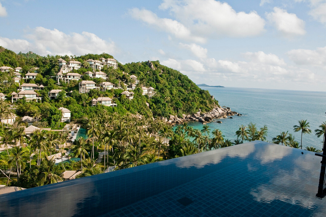 Private infinity pool edge looking over Lamai Bay and clifftop villas