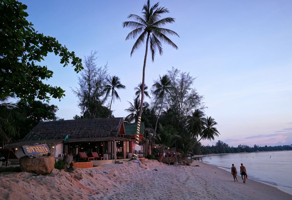 Lipa Lodge Beach Resort