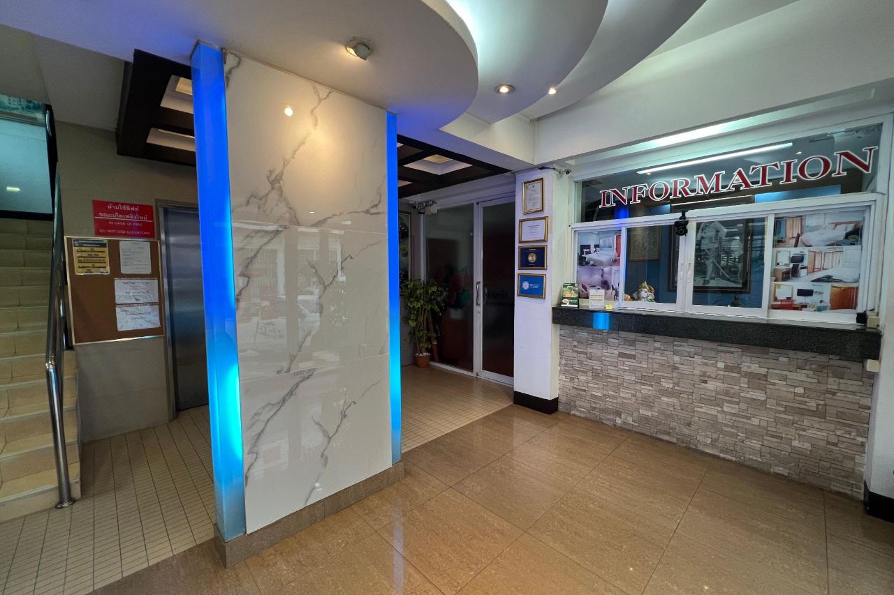 ล็อบบี้ J.Residence เสาหินอ่อนไฟสีน้ำเงิน เคาน์เตอร์ Information และลิฟต์