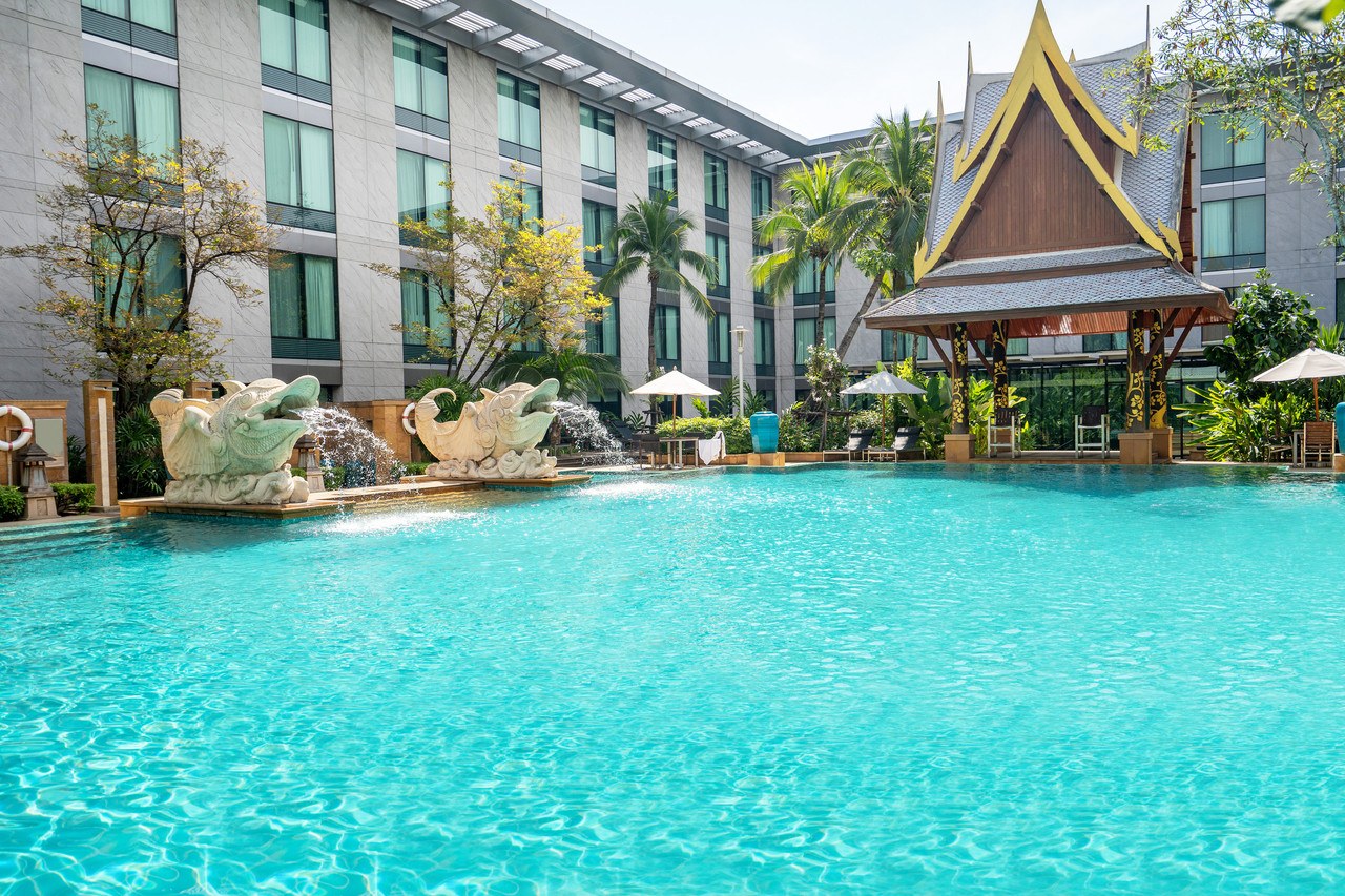 สระว่ายน้ำกลางแจ้ง Novotel Bangkok Suvarnabhumi Airport พร้อมน้ำพุรูปหงส์และศาลาไทย