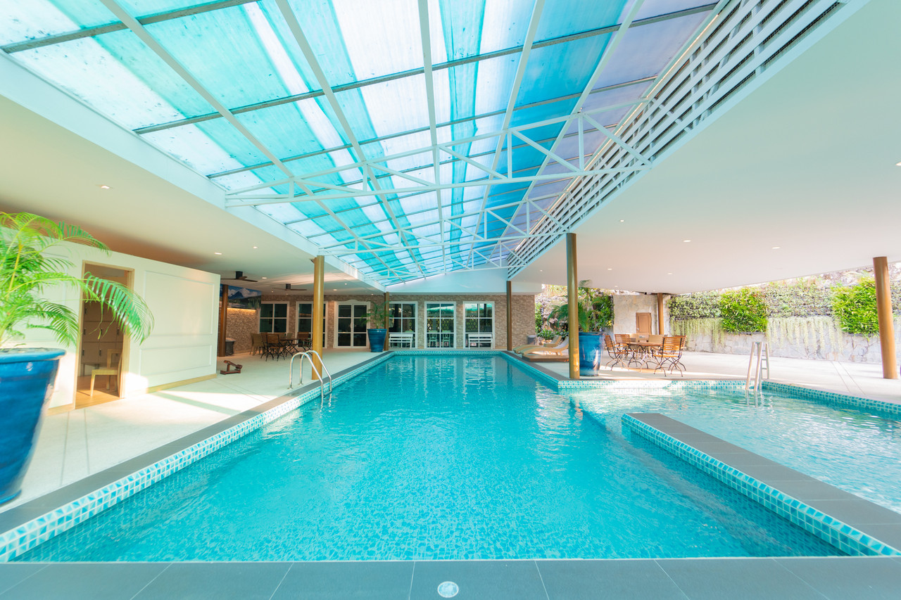 สระว่ายน้ำในร่มน้ำเกลือใต้หลังคากระจกของ Rimkhobfa Urban Resort