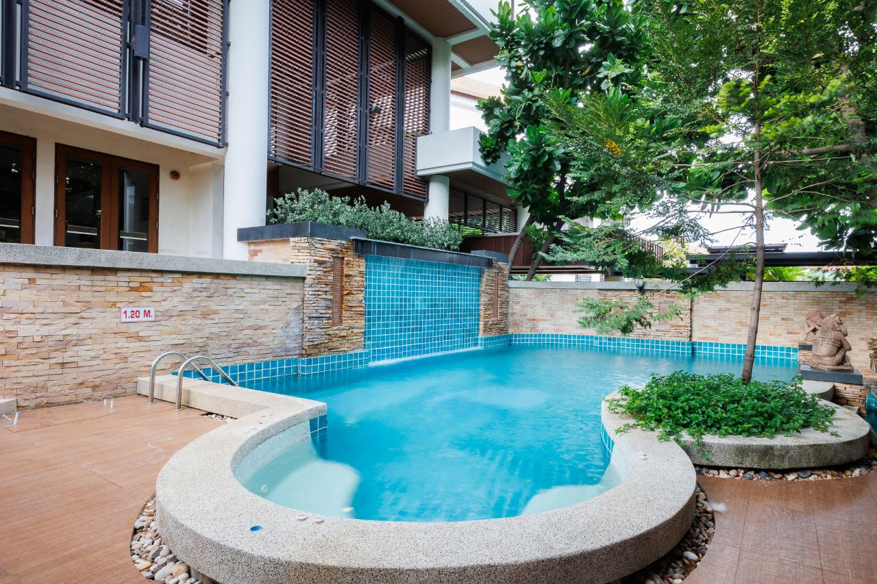 Curved outdoor swimming pool at Central Place Hotel Samut Sakhon