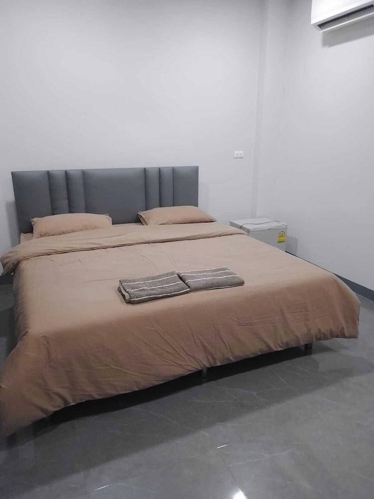 King room at S9 Hotel Samutsakhon with polished-stone floor and beige bedding