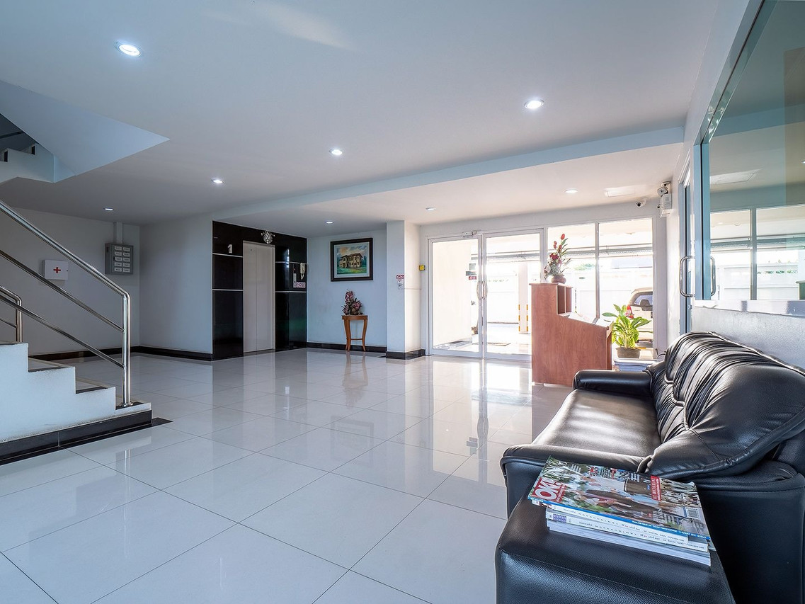 ล็อบบี้และเคาน์เตอร์ต้อนรับ Taweesuk Residence พื้นกระเบื้องขาว