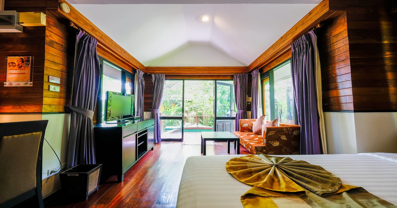 ห้องวิลล่าเรือนไม้สักพร้อมสระส่วนตัวเล็กๆ ที่ Baan Amphawa Resort and Spa