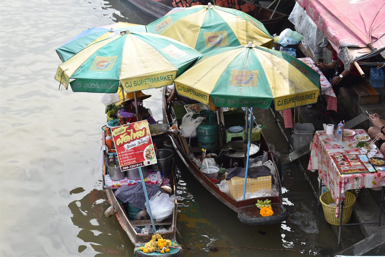 วิวเรือพายขายอาหารในตลาดน้ำอัมพวา มองจากระเบียงห้องพัก