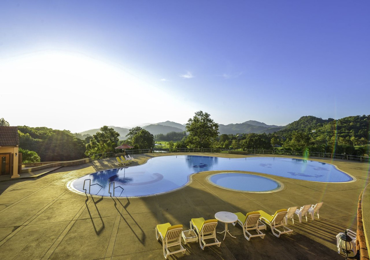 Figure-eight outdoor pool looking out toward the mountain range