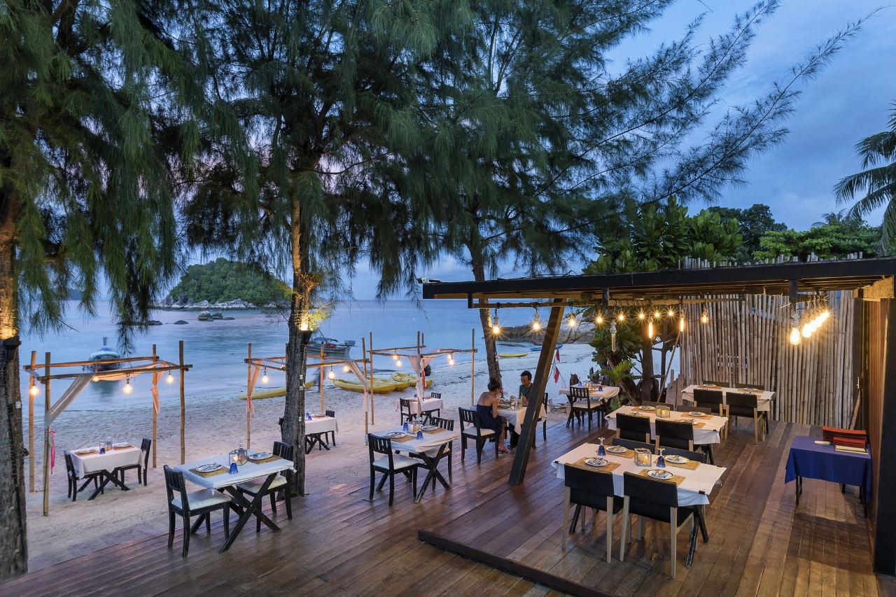 ร้าน The Cove Bistro วางโต๊ะอาหารริมหาดยามเย็น