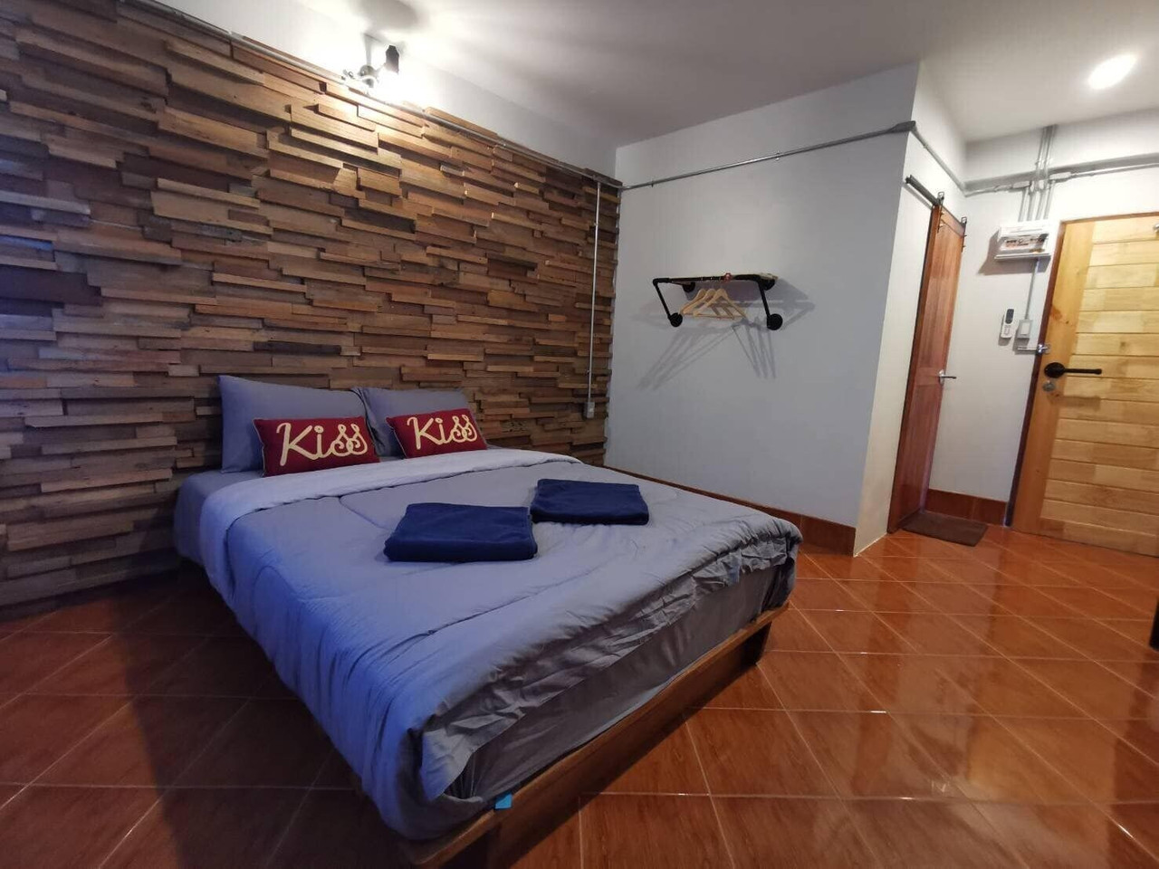ห้อง Design Double ผนังไม้และพื้นกระเบื้องที่ Pakarang Resort ปากบารา สตูล