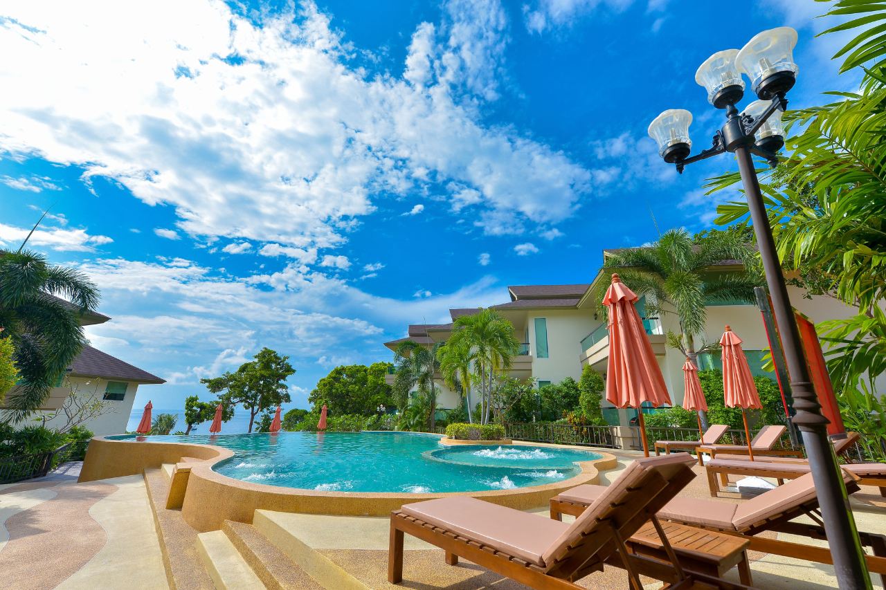 Beachfront infinity pool at Sita Beach Resort with sun loungers and jacuzzi