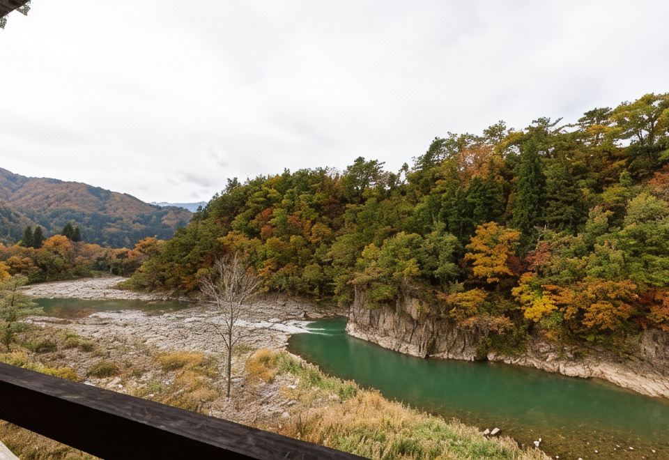 วิวแม่น้ำโชกาวะสีมรกตฤดูใบไม้เปลี่ยนสี มองจากระเบียง Shirakawago no Yu