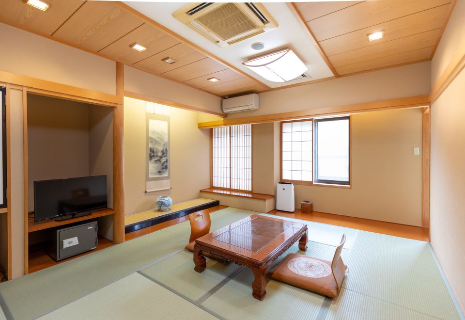 ห้องพักแบบญี่ปุ่น tatami พร้อมโต๊ะชาบุระ วิวสวน Shirakawago no Yu