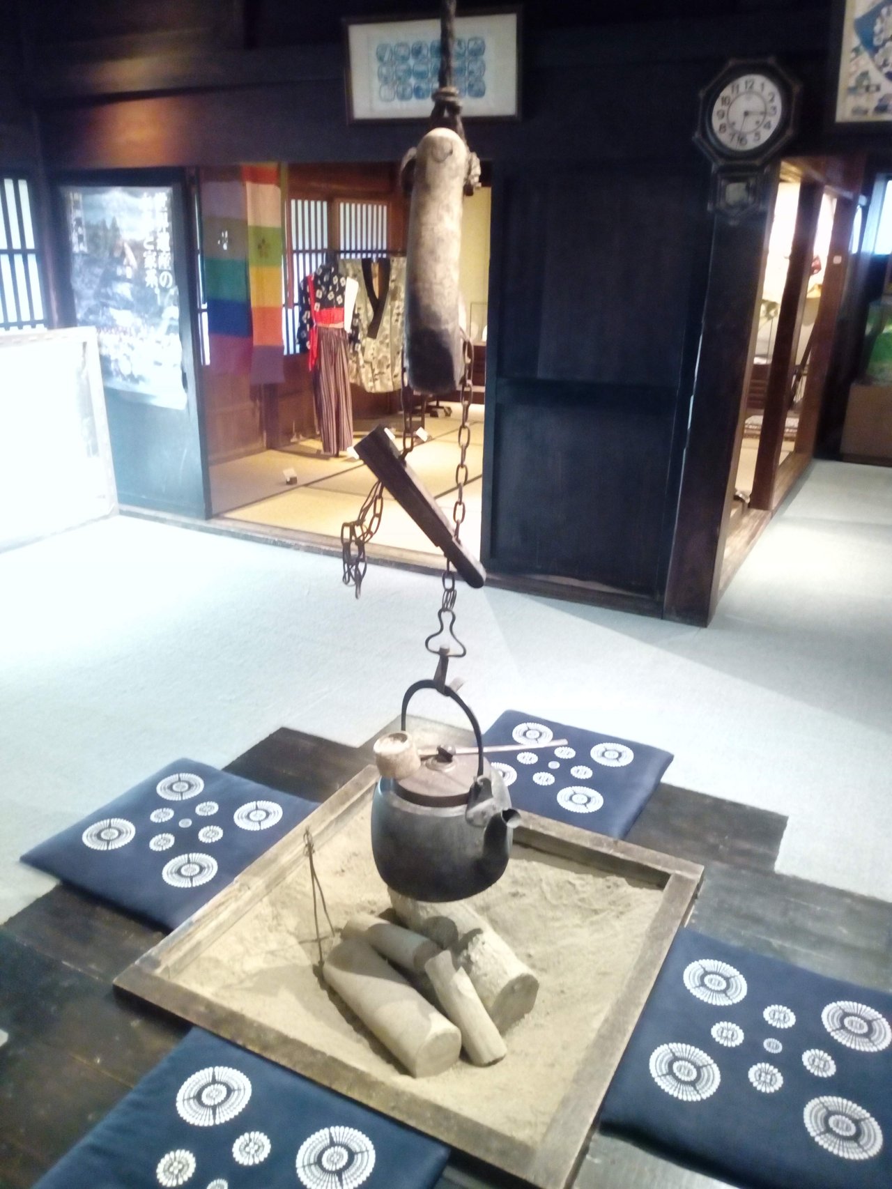 เตาอิโรริในบ้านฟาง Shirakawa-go — กาน้ำเหล็กแขวนจิไซคางิ zabuton รอบเตา