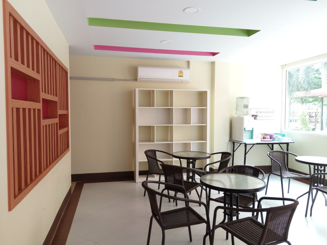Ground-floor lounge at Central Park Hotel with free drinking water and seating