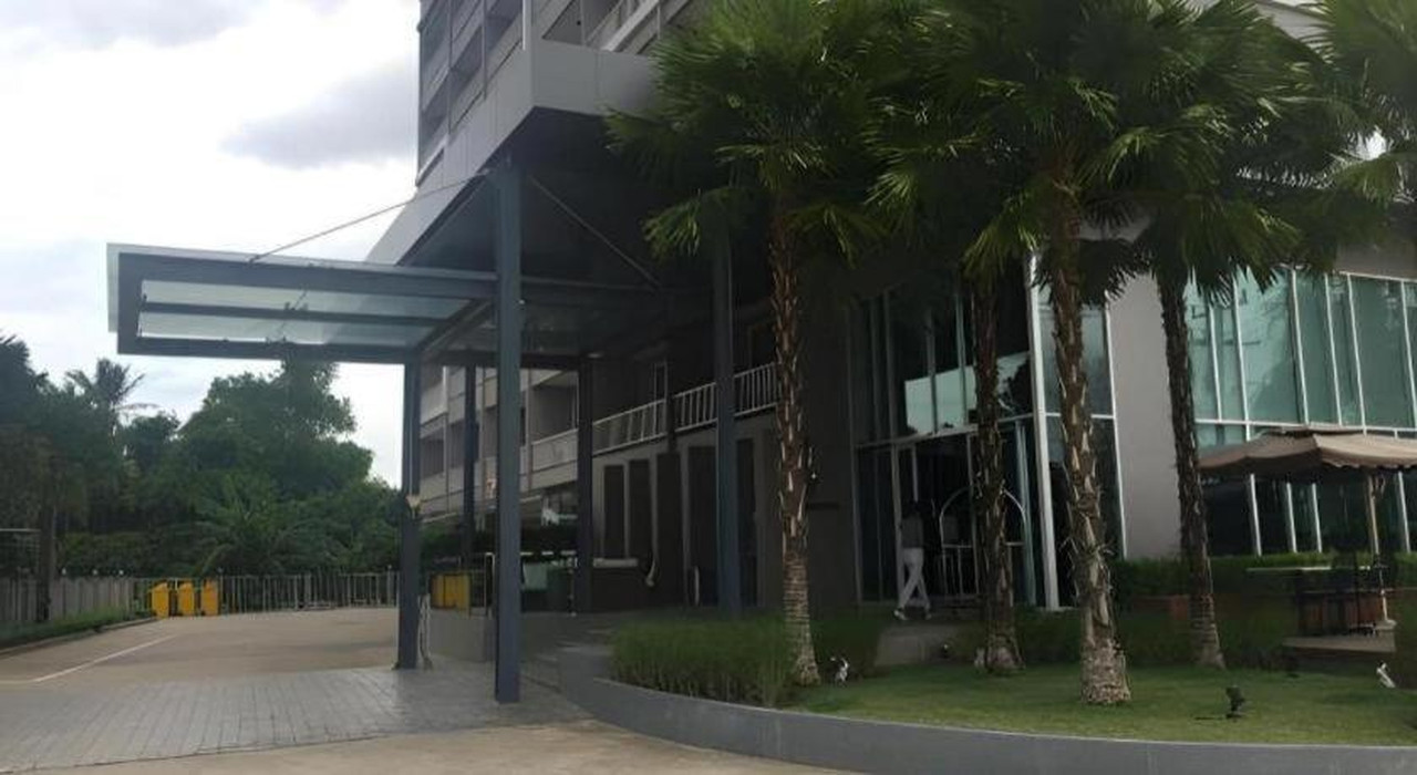 Entrance and covered parking of Chaisaeng Villa Hotel in Sing Buri