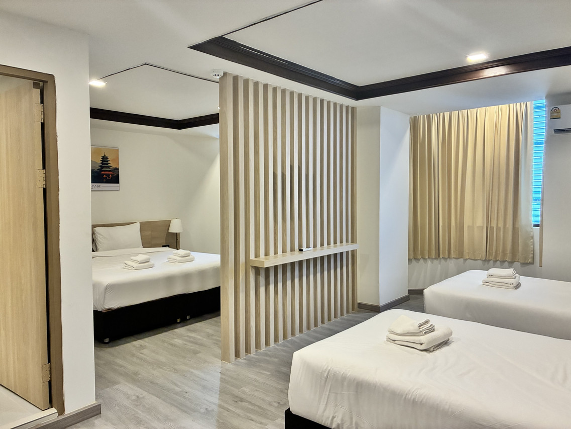 ห้อง Family Suite เตียงคู่กับเตียงเดี่ยวสองเตียง คั่นด้วยฉากไม้ระแนง B2 Sisaket
