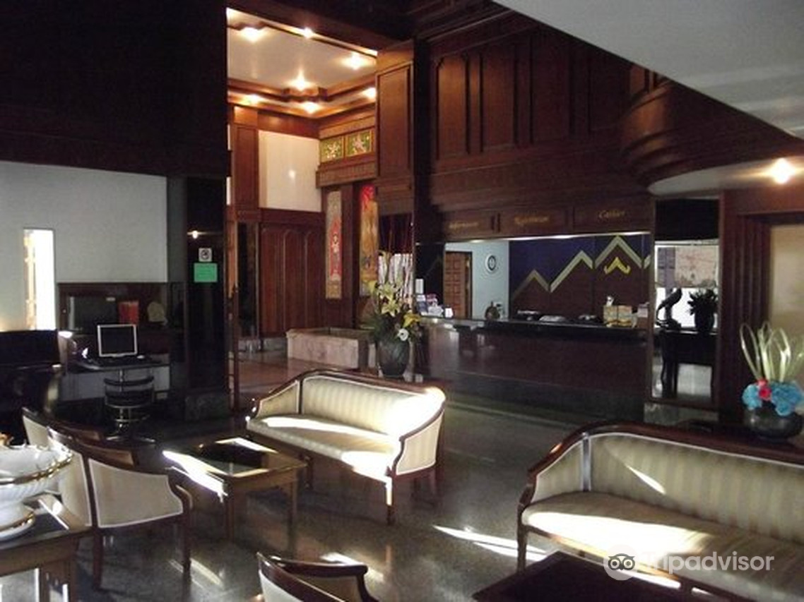 ล็อบบี้ไม้สักของ Kessiri Hotel ศรีสะเกษ