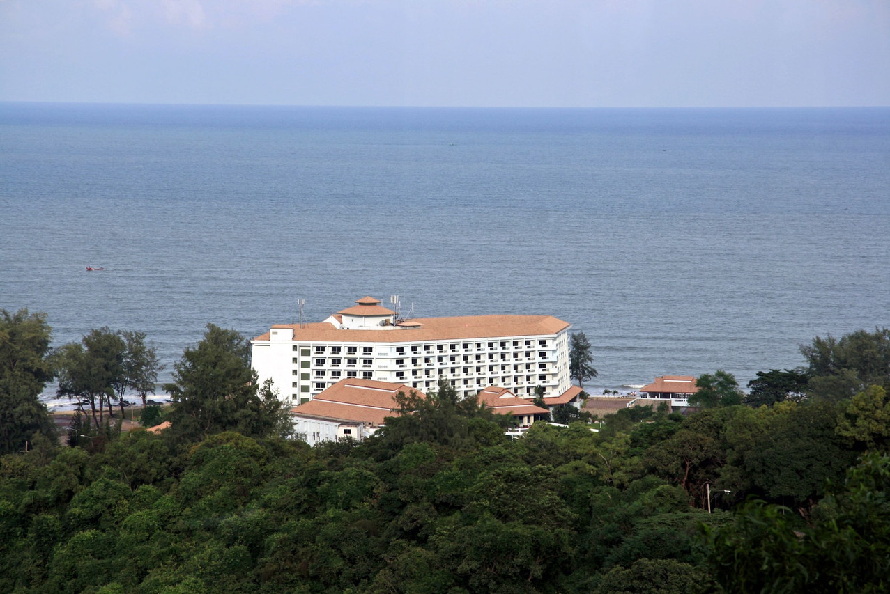 มุมสูงแสดง BP Samila Beach Hotel ตั้งอยู่ริมหาดสมิหลา อ่าวไทย