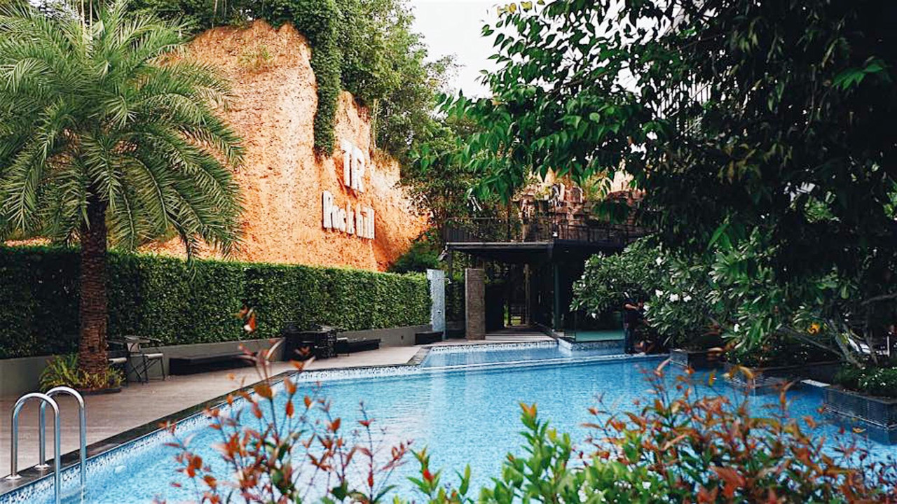 สระว่ายน้ำริมหน้าผาหินของ TR Rock Hill Hotel หาดใหญ่