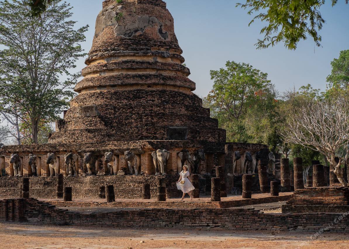 เจดีย์วัดช้างล้อมฐานช้างล้อมรอบ หลังรีสอร์ทในอุทยานประวัติศาสตร์สุโขทัย