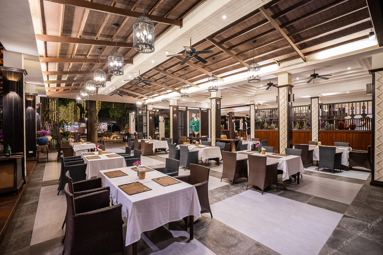 ร้านอาหาร Namkhang กลางแจ้งทรงไทย เพดานไม้และโคมไฟห้อย