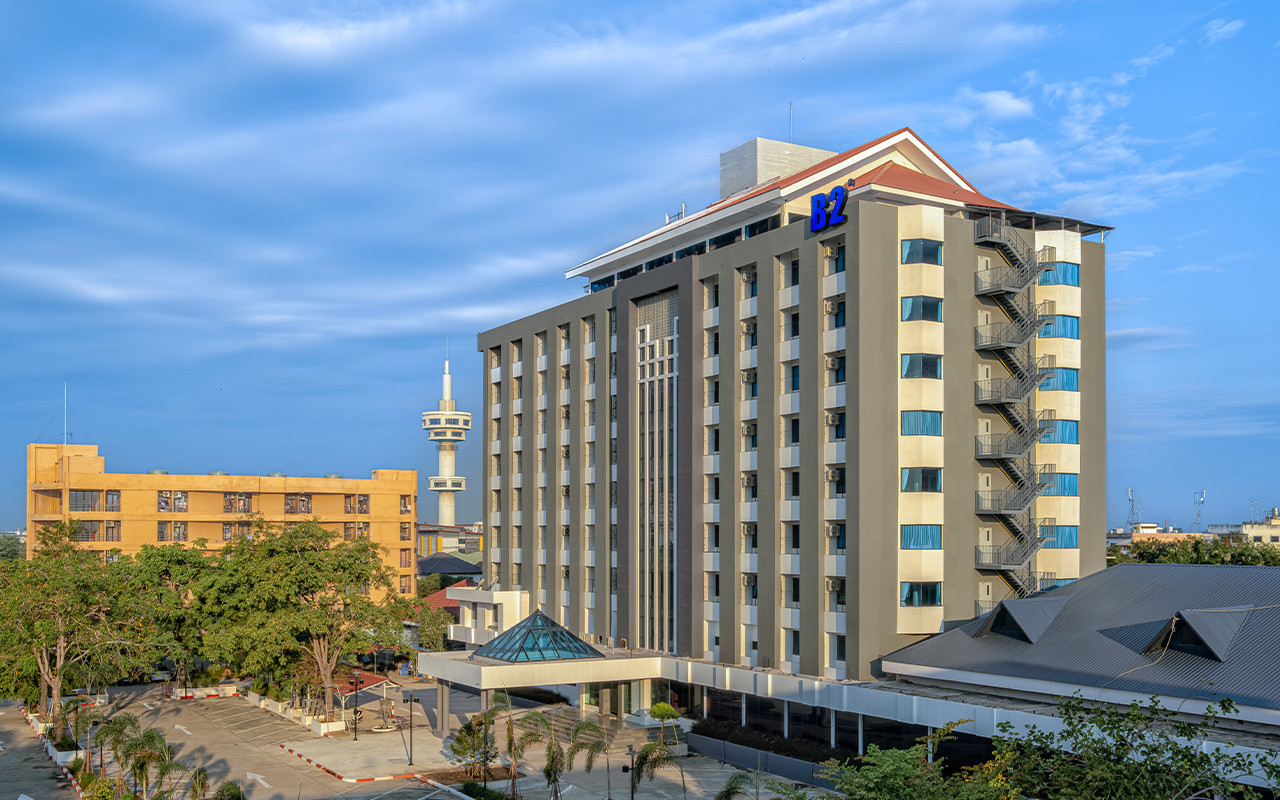 The 10-storey B2 Suphan Buri Premier building by day with the Banharn-Jamsai Tower behind it