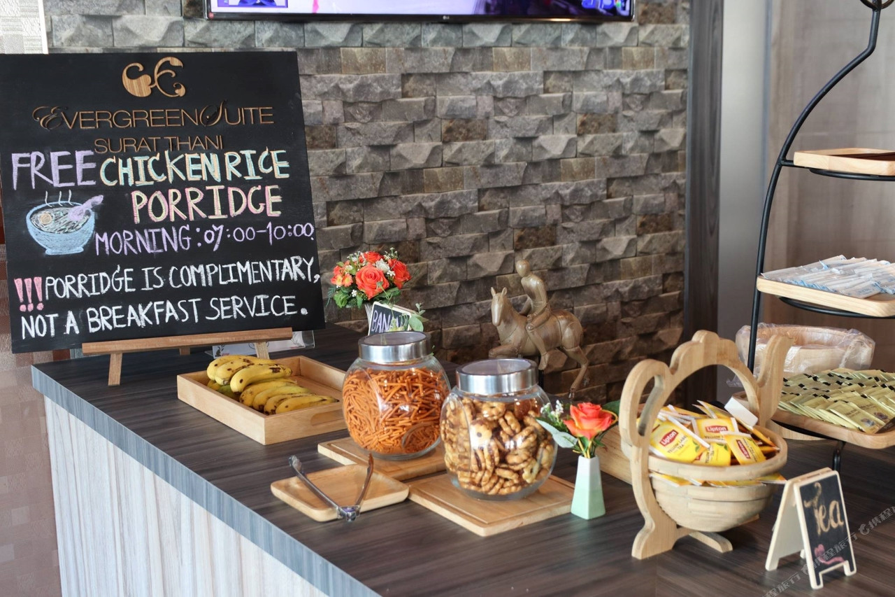 Lobby Lounge ป้ายโจ๊กไก่ฟรีตอนเช้าของ Evergreen Suite