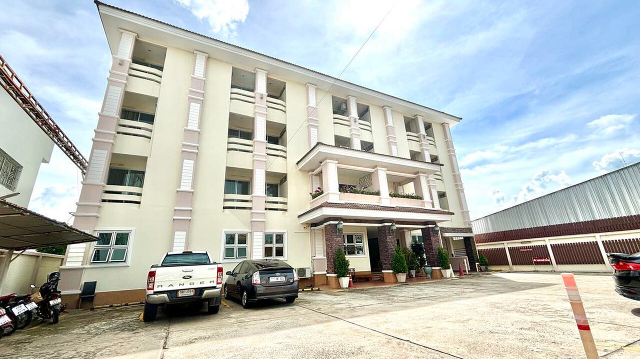 ตึก 4 ชั้นของ Fortune Surin Hotel ลานจอดรถด้านหน้า