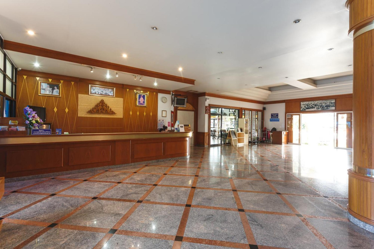 ล็อบบี้ Surin Majestic Hotel เคาน์เตอร์ไม้พื้นหินขัด