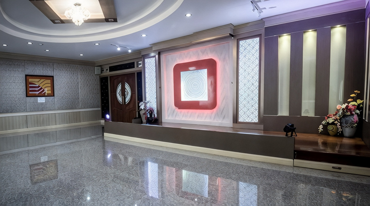 ล็อบบี้ Maneerote Hotel พื้นหินขัดเงา เคาน์เตอร์ต้อนรับตกแต่งไฟ