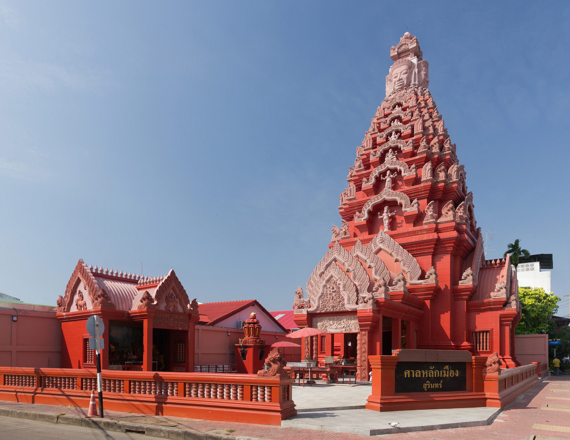 ศาลหลักเมืองสุรินทร์ สถาปัตยกรรมขอมสีแดง หนึ่งในสัญลักษณ์ของตัวเมืองสุรินทร์