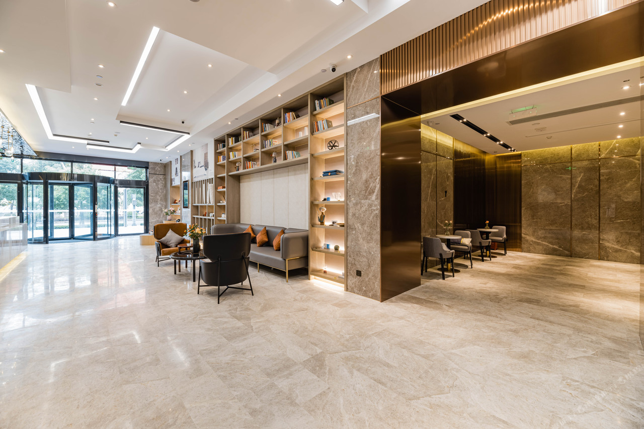 อาคาร Atour Hotel Suzhou North Railway Station South Square (苏州北站南广场亚朵酒店) ยามค่ำ มีป้ายไฟ ATOUR HOTEL 亚朵 บนยอดตึก