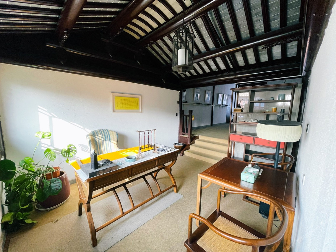 ภายในห้องสไตล์โบราณของ Blossom Hill Inn เพดานคานไม้และเฟอร์นิเจอร์ไม้แบบจีน