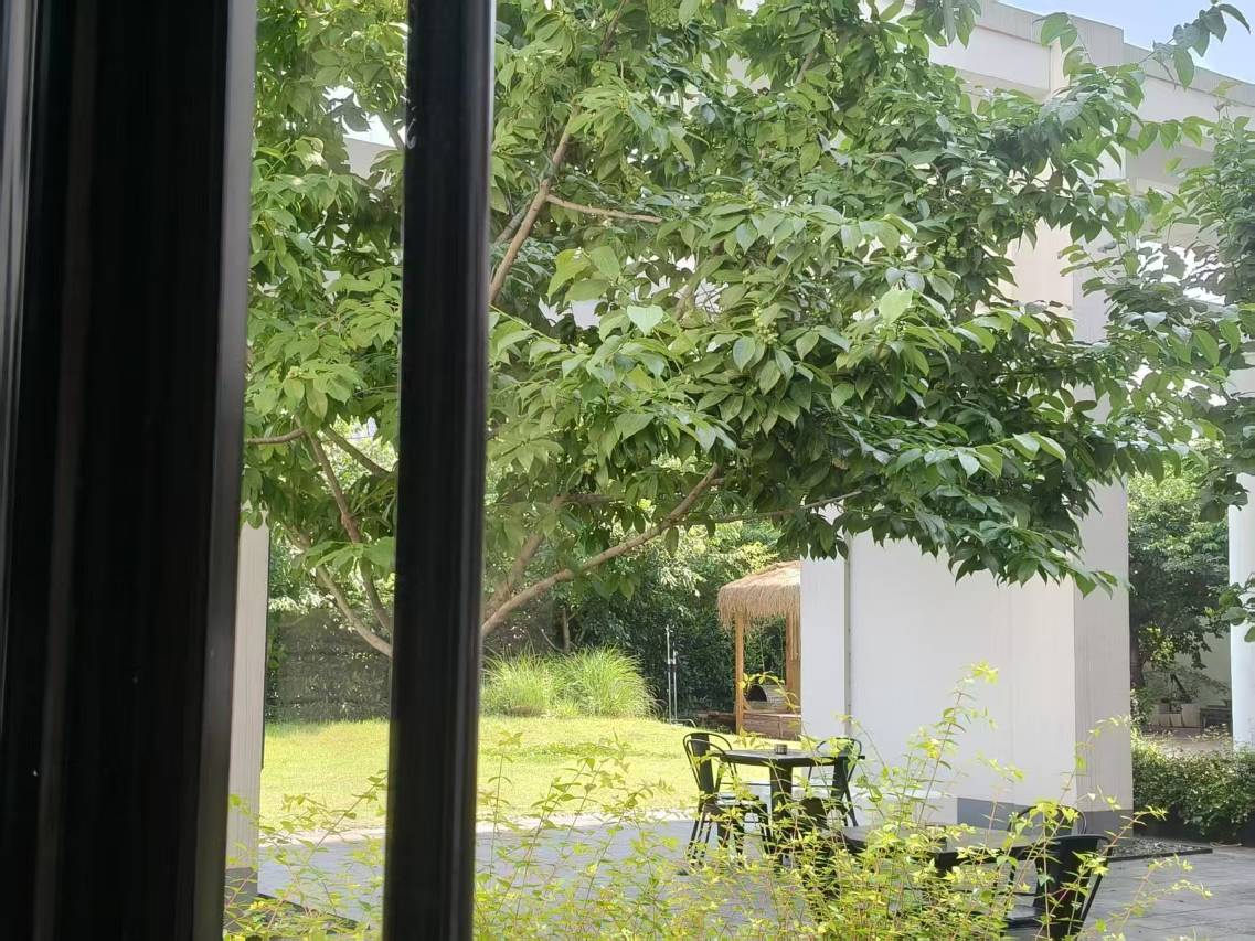 มุมออกกำลังกาย/โยคะของ Cendre Hotel ตกแต่งสไตล์มินิมอล พื้นไม้ ภาพกรอบขาว ชั้นไม้