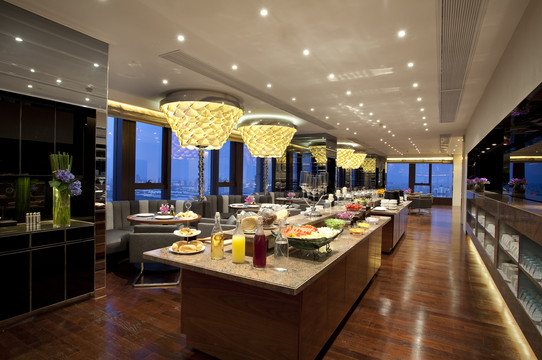 สระว่ายน้ำในร่มของ Citadines จินจีเลค ซูโจว เพดานไม้ มีเก้าอี้อาบแดด
