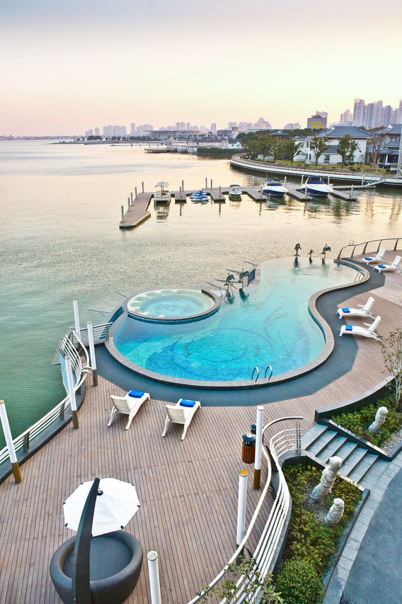 Crowne Plaza Suzhou (苏州中茵皇冠假日酒店) — บันไดเวียนกระจกในล็อบบี้มองออกไปเห็นท่าจอดเรือยอชต์ริมทะเลสาบจินจี