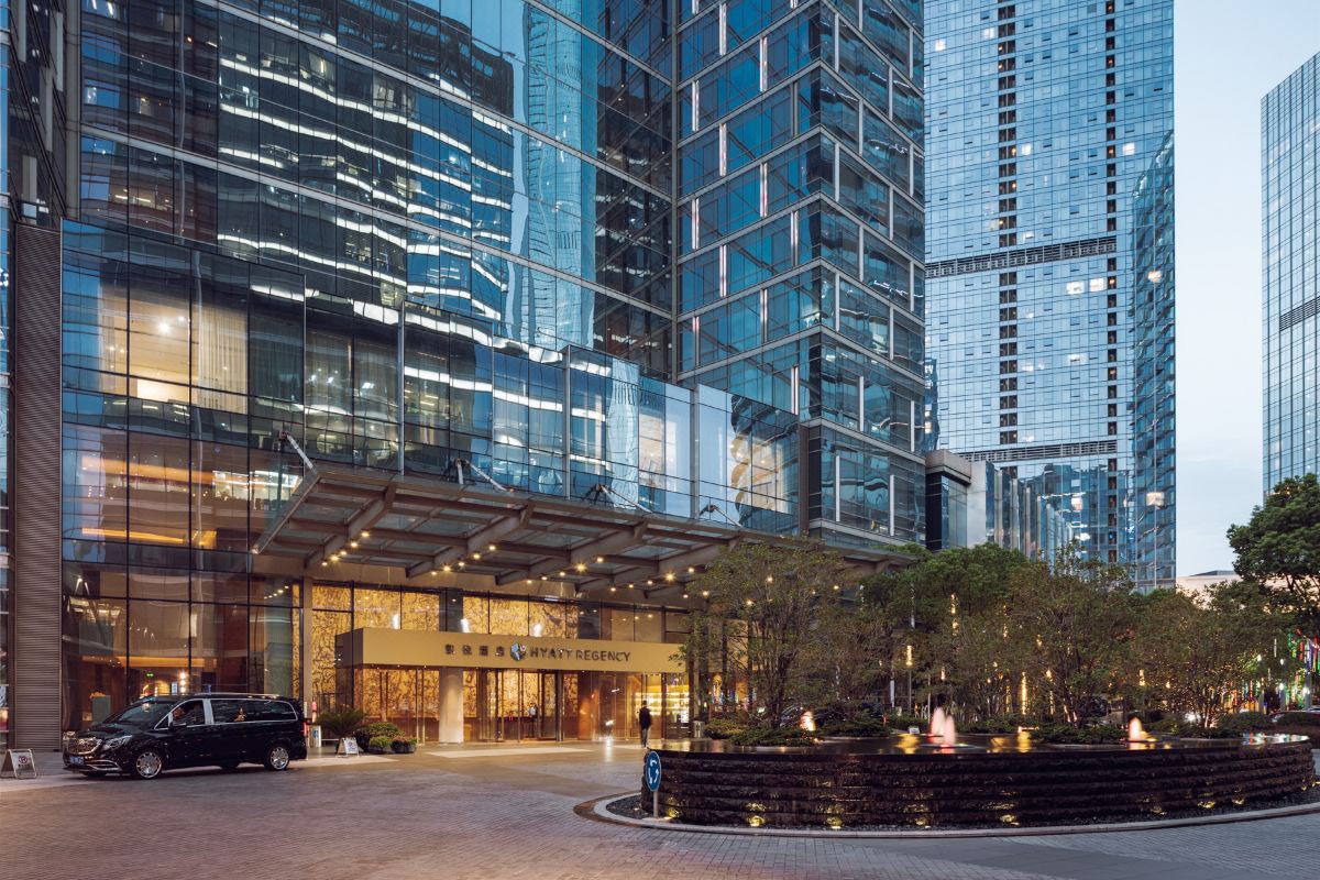 Hyatt Regency Suzhou (苏州凯悦酒店) — the curved glass tower on Jinji Lake with the musical fountain in front