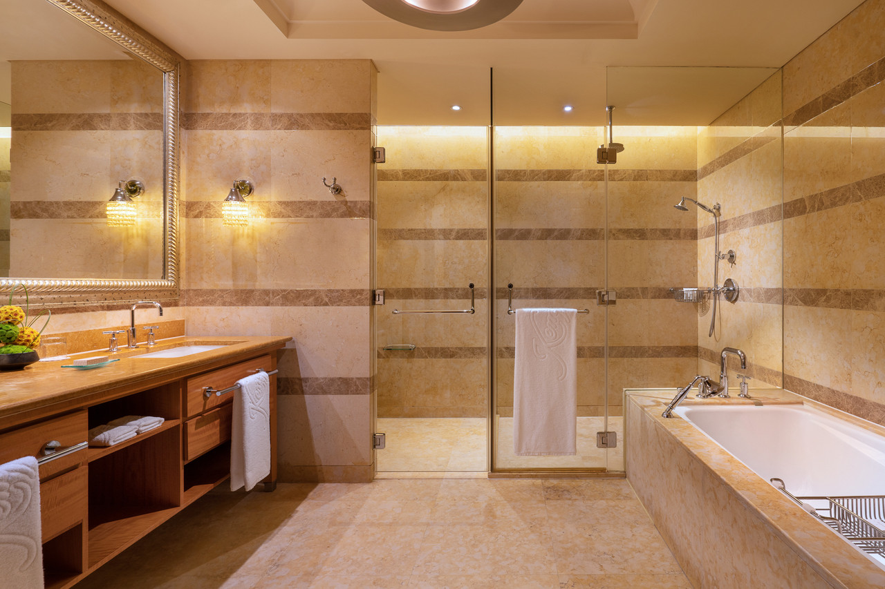 Kempinski Hotel Suzhou (苏州凯宾斯基酒店) — ตัวตึกริมทะเลสาบมองเห็นสวนเขียวกว้างและเส้นขอบฟ้าเขต SIP