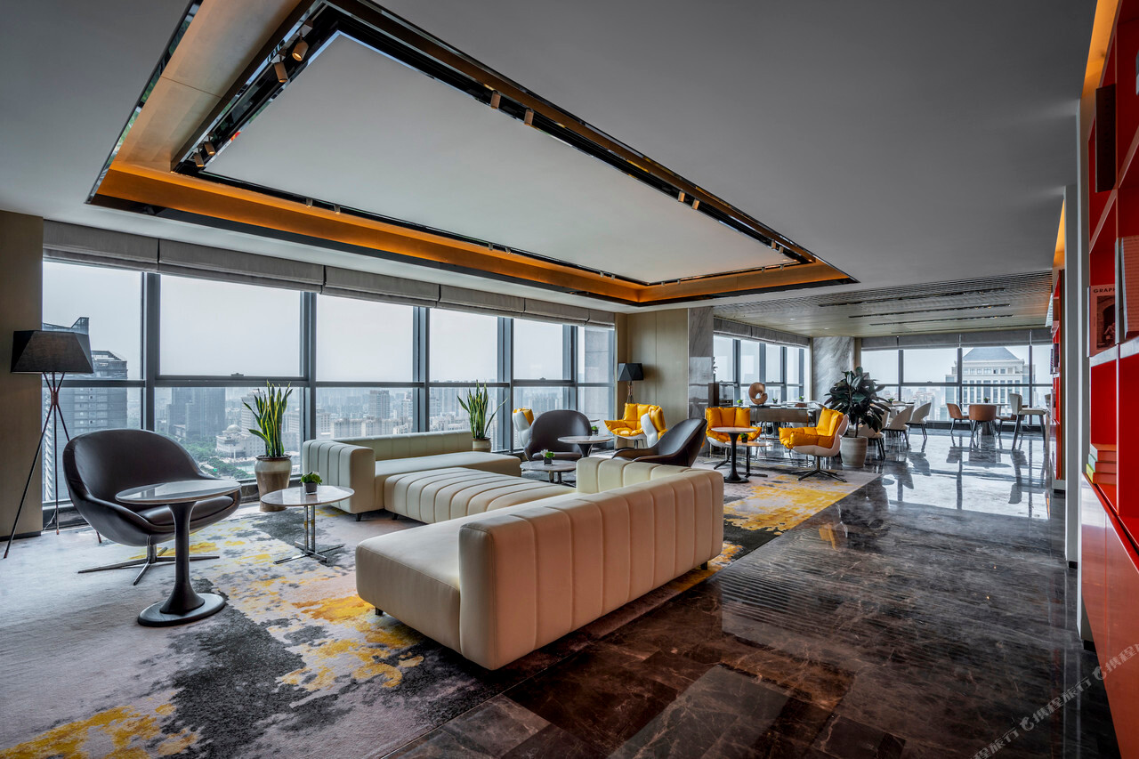 Pullman Suzhou Zhonghui (苏州中惠铂尔曼酒店) — ตึกโรงแรมยามค่ำพร้อมป้าย Pullman บนหลังคา ติดห้าง Global Harbor ในย่าน CBD เซียงเฉิง