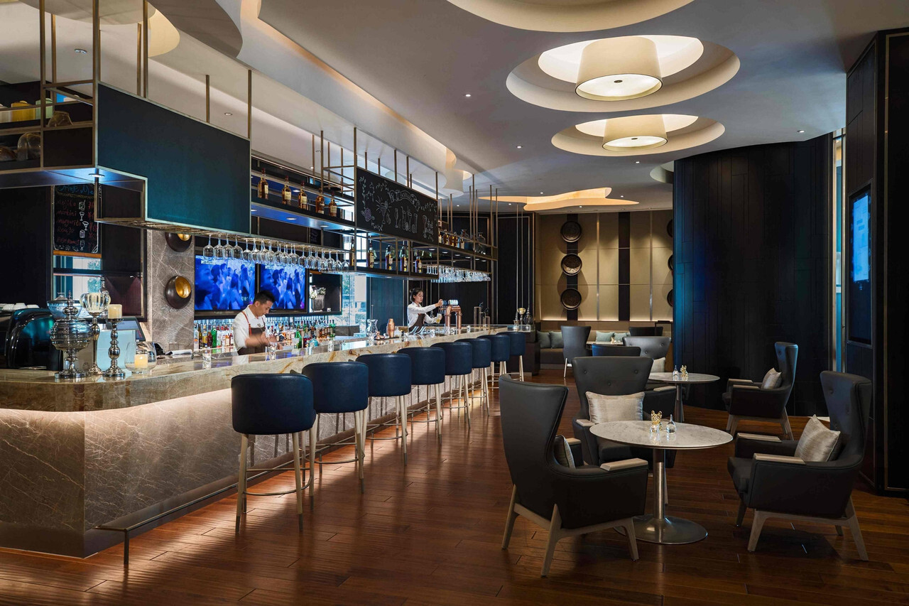 Renaissance Suzhou Hotel (苏州尼盛万丽酒店) — สระว่ายน้ำในร่มน้ำเกลือ มีหลังคาสกายไลต์รับแสงธรรมชาติ
