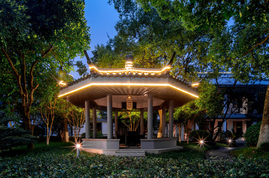 Tonino Lamborghini Hotel Suzhou (苏州金鸡湖托尼洛兰博基尼书苑酒店) — ภาพมุมสูงยามค่ำของเรือนสวนซูโจวริมทะเลสาบจินจี พร้อมเส้นขอบฟ้าเขต SIP