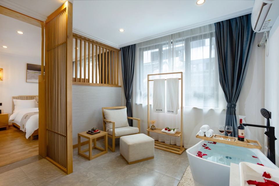 Yunlan Inn Suzhou (苏州云岚客栈) — ห้องเตียงใหญ่สไตล์จีนใหม่ มีอ่างอาบน้ำในห้องและภาพหมึกจีน