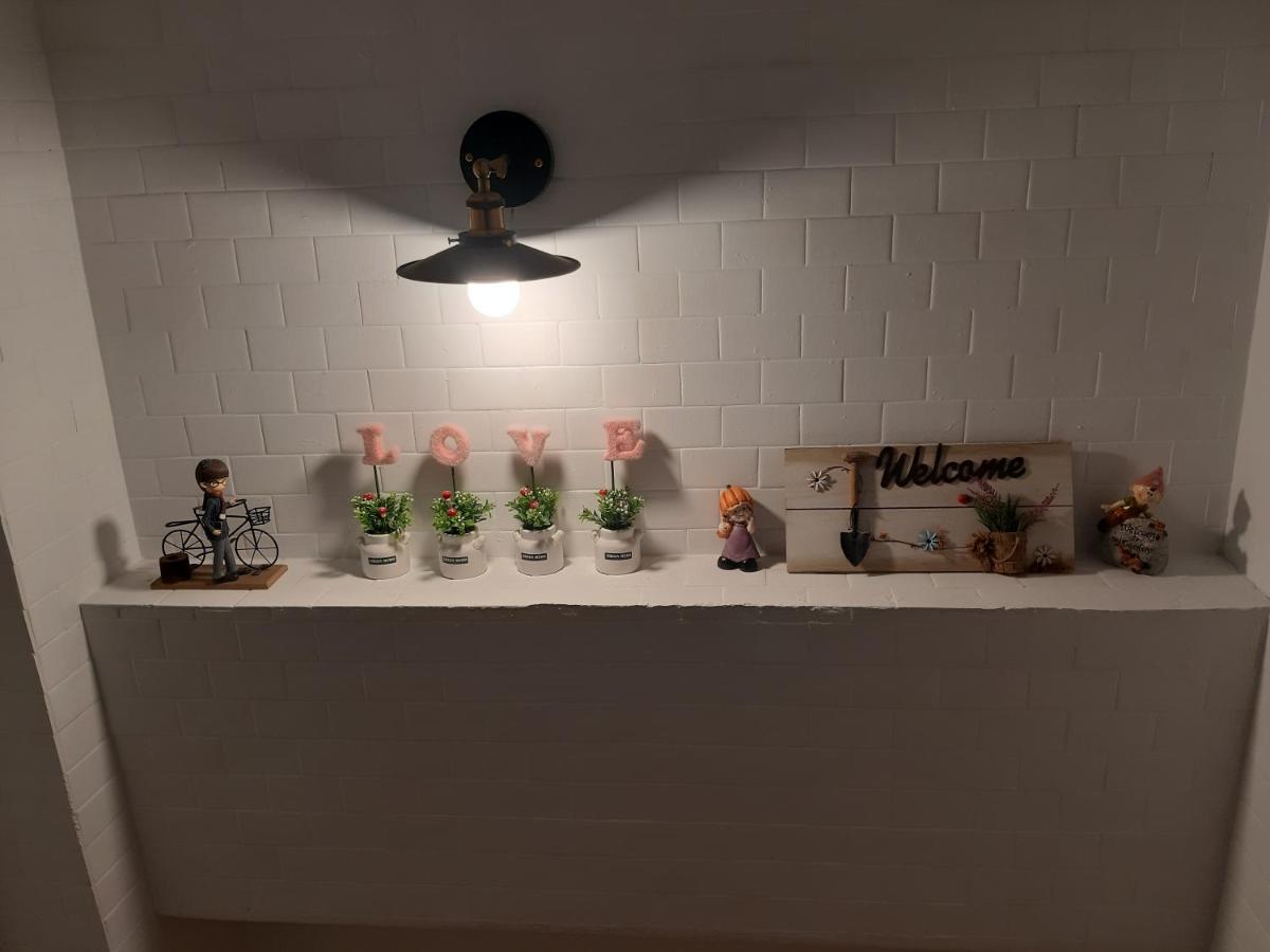 มุมตกแต่งต้อนรับแขก ดอกไม้และป้าย Welcome
